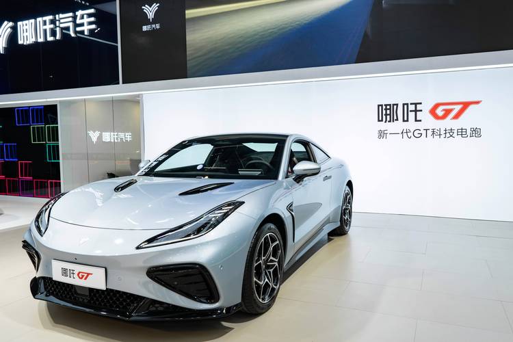 广州253哪吒汽车在智能汽车领域的表现，领途汽车在新能源汽车市场中的影响力